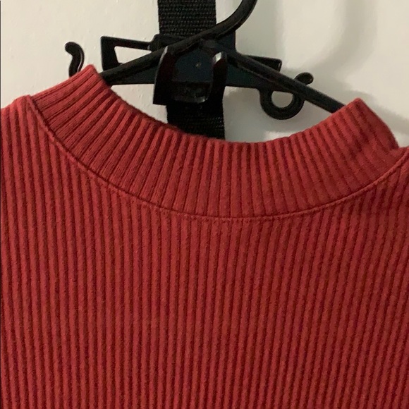 Robbed rust colored crop top with button sleeves - Picture 3 of 4